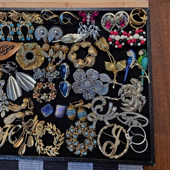 *Final Price* Huge Tray Assortment Lot Vintage Brooches & Earrings Bundle Estate - Picture 2 of 15